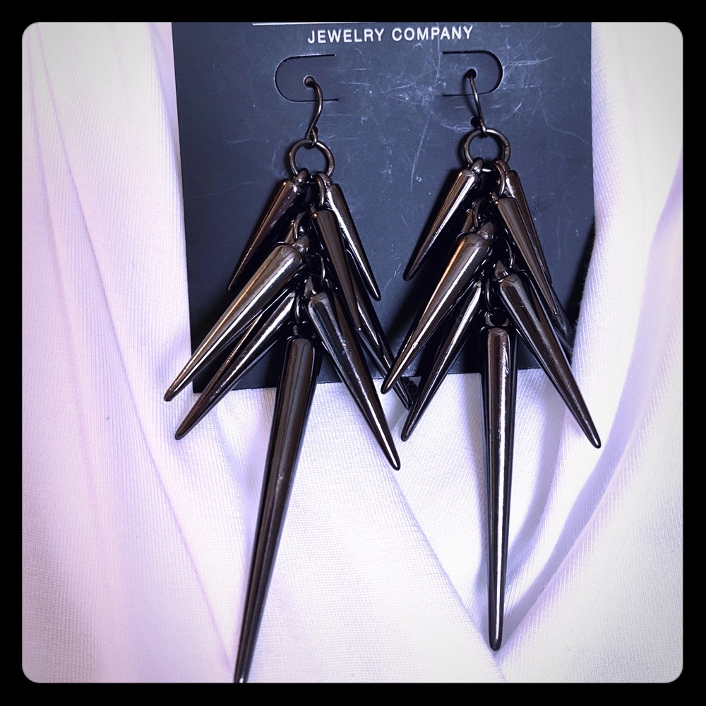 Black earrings. New!